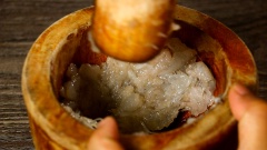300gr tôm tươi đem lột bỏ vỏ và cắt bỏ chỉ lưng, cho vào cối giã nhuyễn. Bắc chảo nóng, cho vào 2 muỗng canh dầu ăn, thêm tôm giã vào rang đến khi tôm chín và tơi lên.