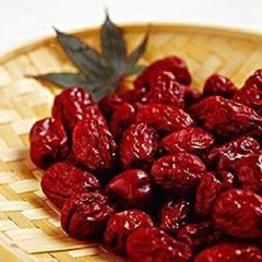 Cho sen và táo đỏ khô vào nồi với 500 ml nước, đường phèn, nấu nhừ.