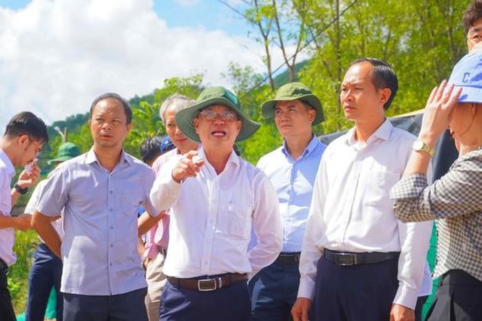 Phó Chủ tịch UBND TPHCM Bùi Minh Thạnh kiểm tra Khu xử lý chất thải tập trung Tóc Tiên - Báo Người Lao Động