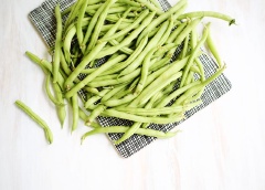 Đậu que tước bỏ xơ, rửa sạch. Tỏi bóc vỏ băm nhuyễn. Đặt 1 nồi nước, đun sôi thả đậu vào luộc khoảng 5-8 phút, xả đậu que với nước lạnh để đậu que được xanh giòn. Phi thơm tỏi băm với dầu olive rồi cho đậu vào xào, cuối cùng xóc đều đậu que với tương miso, nước tương nữa là xong.
