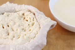 Sau đó các bạn cho hỗn hợp ra nồi sâu lòng rồi đun sôi lăn tăn thì tắt bếp, trong quá trình đun các bạn ngoáy liên tục để tránh đậu lắng xuống đáy nồi sẽ bị cháy khét. Lấy rây và vải sạch, lọc bỏ bã đậu, 500ml nước còn lại cho vào phần bã đã lọc sơ, đảo cho bớt nóng rồi tiếp tục lọc lấy nước đậu cho đến hết. Đặt nồi nước đậu lên bếp, đun sôi trong khoảng 10 phút, hớt bỏ bọt. Trong quá trình đun các bạn nhớ đảo liên tục để nước đậu không bị lắng ở đáy.