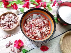 Đậu ngự nhặt bỏ hạt lép, rửa sạch ngâm nước khoảng 5-7 tiếng đồng hồ hoặc ngâm qua đêm. Khi hạt đậu ngự nở căng bóc lớp vỏ ngoài bỏ đi. Cho đậu ngự vào nồi ninh nhỏ lửa đến khi thấy hạt đậu chín mềm. Đun khoảng 15 phút thấy hạt đậu mềm là được. (Không ninh lâu vì hạt đậu sẽ bị vỡ không đẹp).
