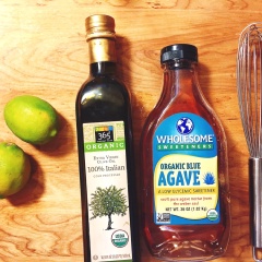 Trước tiên, cho 2 muỗng canh dầu olive, nước cốt một trái chanh vào chén khuấy đều. Đào gọt vỏ, cắt miếng vừa ăn, bỏ hạt. Bơ gọt vỏ, cắt múi cau. Cải bó xôi rửa sạch, để ráo. Cho bơ, cải bó xôi, phô mai goat và đào vào tô lớn, rưới nước sốt vào và trộn đều lên. Bày salad ra dĩa là xong rồi đó.