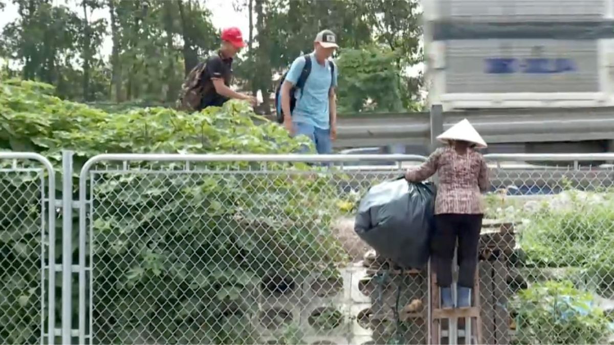 Ngõ 15 Ngọc Hồi: Tiềm ẩn nguy cơ mất ATGT, trật tự đô thị - Đài Phát thanh và truyền hình Hà Nội