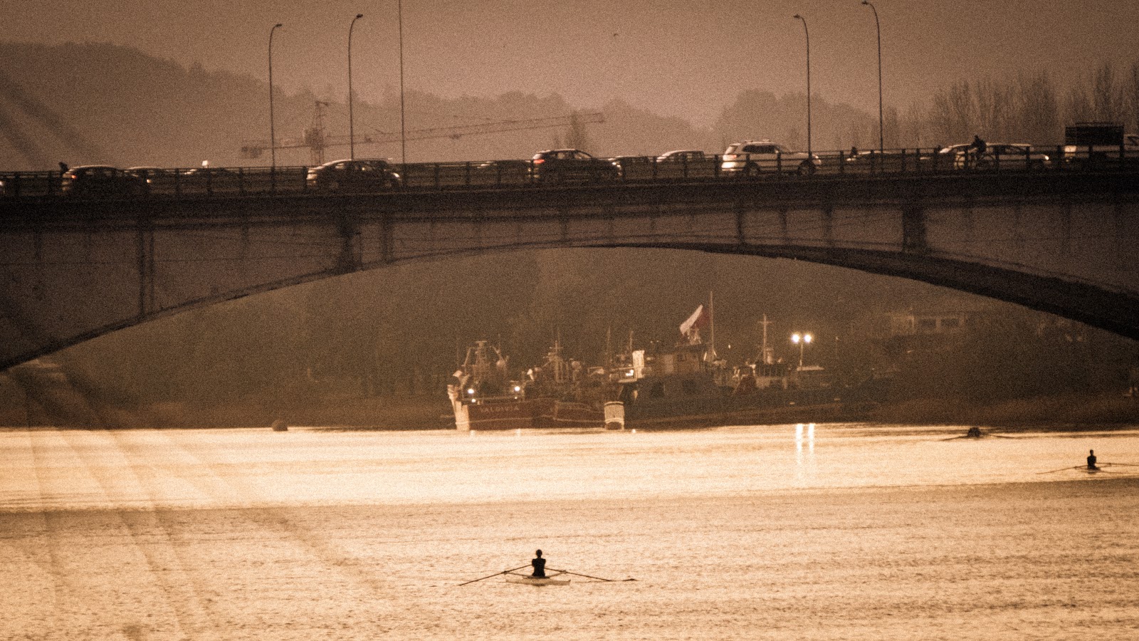 Remero solitario bajo el puente