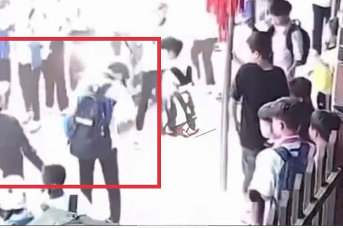 Camera ghi cảnh nam sinh lớp 8 bị xịt nghi là hơi cay vào mặt - Báo Pháp Luật TP.HCM