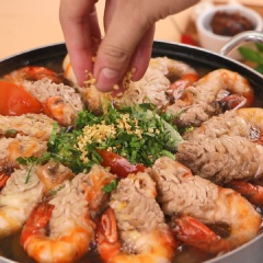 Rau rửa sạch cắt vừa ăn, xếp vào nồi lẩu, rau bên dưới tôm ở trên. Cho nước lẩu vào. Chuẩn bị dọn ra và ăn kèm bún và nước mắm ớt.