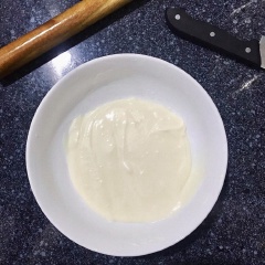 Cho đường, muối, lòng trắng, lòng đỏ vào âu, đánh lên cho tan. Cho 1/2 hộp sữa chua vào hỗn hợp, 1 nửa còn lại, bạn cất trong tủ lạnh nhé! Cho từ từ dầu ăn vào hỗn hợp sữa chua, đánh đến khi hỗn hợp đặc lại. Vắt 1/2 trái chanh và cho một muỗng cà phê tinh chất vani vào hỗn hợp, khuấy đều lên. Cho hỗn hợp vào ngăn mát tủ lạnh khoảng 3 giờ cho hỗn hợp đặc lại thì hòa nốt 1/2 hũ sữa chua còn lại vào, khuấy thật đều.