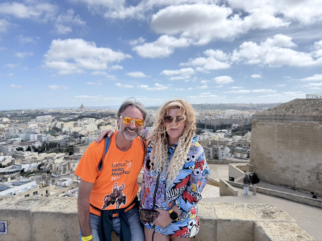 Suso y Yoli en la Cittadella de Gozo
