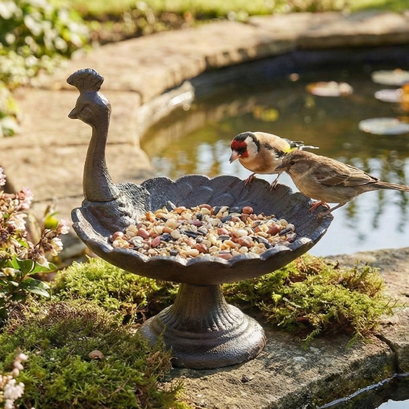 Gusseiserne Vogeltränke und Futterstation
