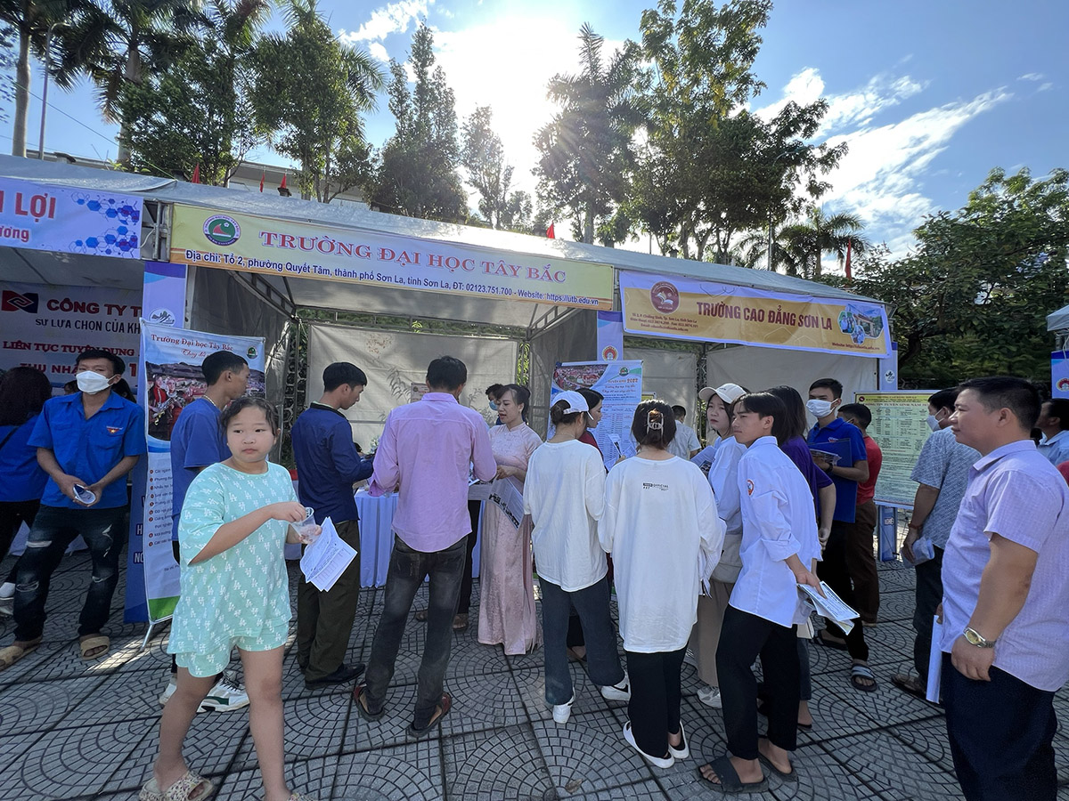 Trường Đại học Tây Bắc tham dự Ngày hội việc làm, tư vấn hướng nghiệp huyện Mường La năm 2022
