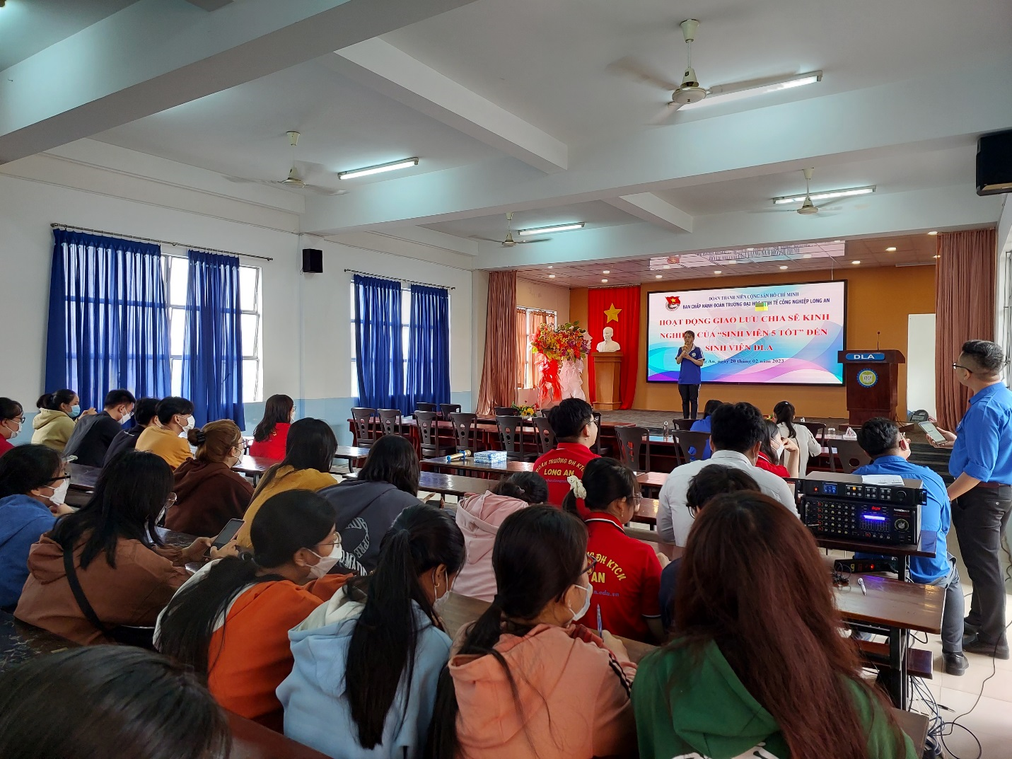 Đông đảo sinh viên tham gia chương trình