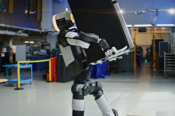 'Gây sốt' video robot hình người nâng và di chuyển một chiếc tủ lạnh nặng 23kg - Chuyên trang Sinh viên Việt Nam - Báo Tiền Phong