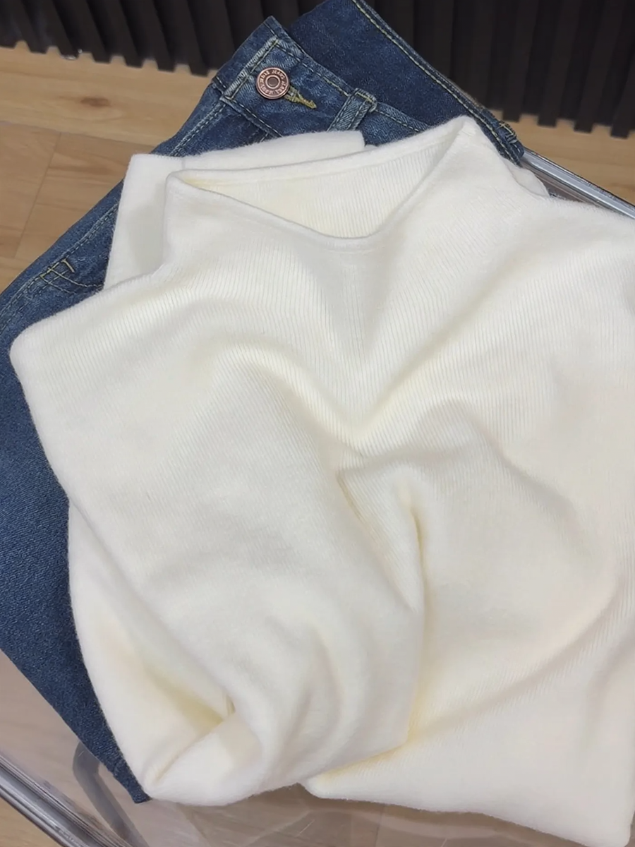 Women's knitted sweater with a stand collar, lined