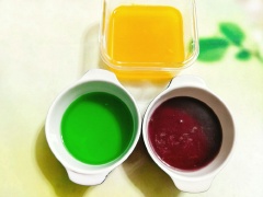 Đổ nước chanh dây vào nồi, thêm 80gr đường và bật bếp lửa nhỏ vừa, khuấy đều cho đường tan hết nấu cho sôi lên sau đó bạn cho 1/2 chỗ gelatin vào, khuấy đều nấu cho gelatin tan hết là tắt bếp. Đổ hỗn hợp nước chanh dây vào khuôn, để cho nguội thì đem cất tủ lạnh khoảng 3-4 tiếng cho hỗn hợp đông lại, trong khi đó chúng ta làm tiếp màu xanh và màu đỏ.