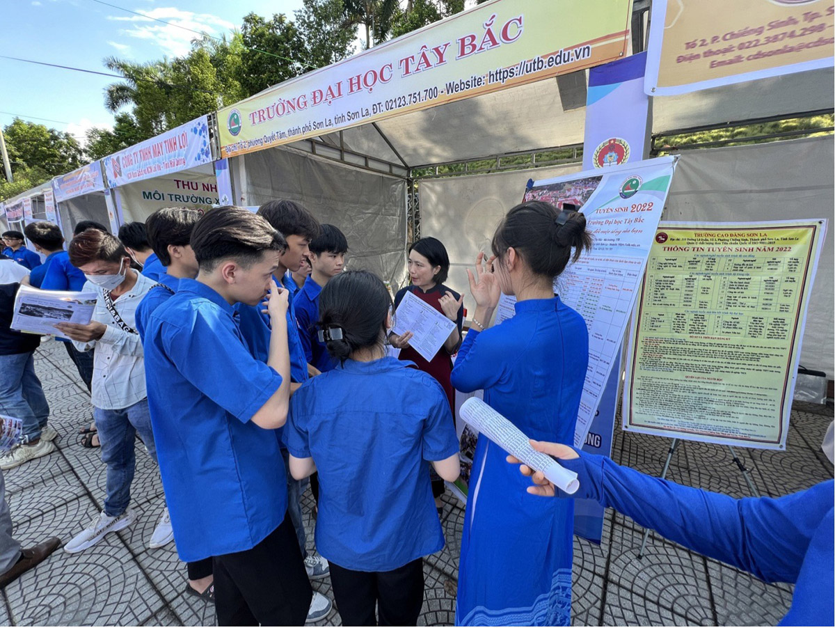 Trường Đại học Tây Bắc tham dự Ngày hội việc làm, tư vấn hướng nghiệp huyện Mường La năm 2022