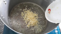 Phi vàng tỏi: cho vào nồi 4 muỗng canh dầu ăn, cho tỏi vào phi vàng sau đó vớt tỏi ra và cho vào lẩu cuối cùng. Sử dụng lại nồi có dầu phi tỏi lúc nảy cho sả đập dập vào xào thơm rồi cho gà vào, xào đến khi gà săn lại. Xào tầm 15 phút rồi cho nước vào. Bạn ăn nước chừng nào thì cho chừng đó nước.