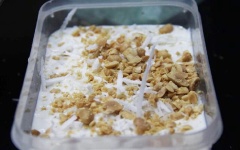 Cuối cùng chỉ việc cho đậu phộng, dừa nạo còn lại vào tạo thành lớp trên cùng.