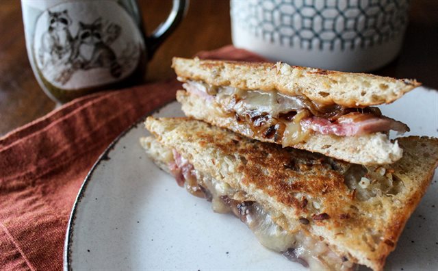 Bánh Mì Phô Mai Thịt Xông Khói