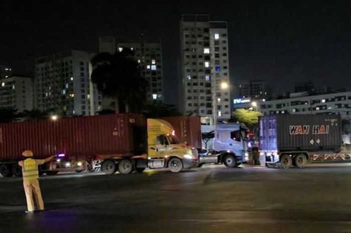 CSGT TPHCM khuyến cáo sau vụ tai nạn liên hoàn ở dốc cầu Phú Mỹ - Báo Người Lao Động