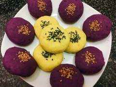 Bánh sau khi nặn xong, bạn rắc mè trắng và đen lên trên bề mặt để tạo điểm nhấn cho bánh. Mè trắng dành cho bánh màu tím. Mè đen dành cho bánh màu vàng. Chuẩn bị chảo lớn, cho ít dầu vào chảo (không cần cho quá nhiều), rán bánh đến khi chín đều 2 mặt là được.