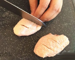Cánh gà mua về bạn làm sạch, dùng giấy thấm khô rồi khía những đường nhỏ để gà nhanh chín và nhanh thấm gia vị. Cho cánh gà vào tô ướp cùng 1/2 muỗng cà phê muối, 1/2 muỗng cà phê hạt tiêu đen, 1/2 muỗng canh rượu nấu ăn, 1/2 muỗng canh nước tương trong khoảng 30 phút cho ngấm gia vị.