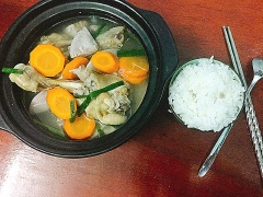 Món canh gà này có thêm hạt nêm Maggi ăn đậm đà mà bổ dưỡng nữa. Những ngày mưa se lạnh như thế này chỉ ước có tô canh và chén cơm trắng thế này thôi! Chúc các bạn ngon miệng với món ăn đơn giản nhưng bổ dưỡng này nha.