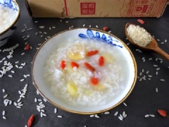 Một tô cháo kỷ tử chuối chín nóng hổi bổ dưỡng thích hợp dùng cho bữa sáng của gia đình. Cháo có vị ngọt thanh vừa miệng. Tùy vào sở thích mà bạn có thể gia giảm lượng đường cho phù hợp khẩu vị nhé!