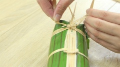 Rửa sạch, lau khô lá chuối và xếp chồng 3 lá chuối, cho thịt bò vào giữa lá chuối, dùng tay gói chặt thân và 2 đầu. Dùng dây lạt buộc chặt cố định cây chả. Cho chả vào nồi nước sôi hấp từ 30-45 phút tùy vào trọng lượng cây chả.