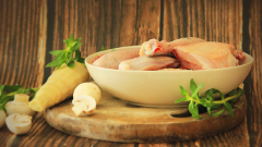 Rửa sạch thịt gà, chặt bản to (1 con gà ta có thể chặt thành 8 miếng), để ráo nước. Ướp thịt gà với 1 muỗng canh dầu hào và 1 muỗng cà phê tiêu đen xay. Để khoảng 10 phút cho gà thấm gia vị.