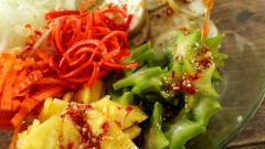 Cách trộn gỏi bò bóp thấu: 150gr khế chua, 150gr chuối chát, 100gr cà rốt, 100gr dứa, 100gr hành tây, 10gr ớt sừng thái sợi. Rưới nước mắm gỏi lên trên rồi trộn đều. Tiếp theo cho thịt bò, 30ml nước cốt chanh vào trộn lên lần nữa. Cuối cùng thêm 30gr rau thơm cắt nhỏ, 15gr hành phi, 15gr đậu phộng và 10gr mè rang, trộn sơ là hoàn tất.