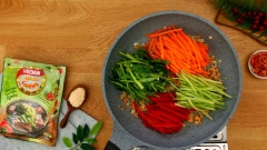 10gr tỏi, 10gr hành tím băm nhuyễn, 50gr tôm khô ngâm nở cho mềm rồi giã nhuyễn, 80gr cà rốt cùng 80gr cải rổ, 80gr ớt chuông đỏ và 80gr cần tây cắt sợi dài. Sau đó, làm nóng chảo, hành tỏi băm nhuyễn phi thơm, tiếp đến cho tôm khô đã giã nhuyễn vào, sau đó cho tiếp cà rốt, cải rổ, ớt chuông đỏ và cần tây đảo đều và nêm thêm 2 muỗng canh Tương sa trà, 2 muỗng canh Tương xá xíu, 2 muỗng canh Tương hấp cá Lee Kum Kee và 1 muỗng canh Hạt nêm xương hầm rong biển Vedan.