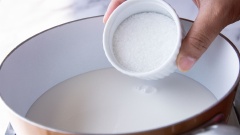 Nấu nước cốt dừa: cho vào nồi 300ml nước cốt dừa, 100gr đường, 15gr bột bắp rồi bắc lên bếp, khuấy đều cho đường tan và nước cốt dừa hơi sệt lại. Lúc này cho trân châu vào nồi nước cốt dừa, giữ cho cốt dừa trân châu ấm đến khi dùng.