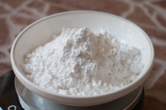 Trộn đều bột gạo và bột năng. Thêm 1 lít nước vào hỗn hợp bột, khuấy tan bột, nước, 4 muỗng canh dầu ăn cùng 1 muỗng cà phê muối cho đều. Để bột nghỉ trong 20 phút.