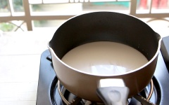 Cho 500ml nước cốt dừa cùng 1 muỗng canh bột năng vào nồi, khuấy đều cho tan bột năng. Bật bếp ở lửa nhỏ, khuấy liên tục đến khi nước cốt dừa sệt lại thì nhắc xuống.