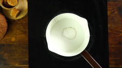 Làm nước cốt dừa: Cho 150ml nước cốt dừa loãng lên bếp, cho vào 50gr đường và khuấy đều, đun lửa nhỏ, sau đó cho tiếp 50ml nước hòa 1 muỗng canh bột năng, khuấy đều tay đến khi sệt thì tắt bếp.