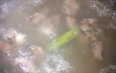 Cách nấu canh atiso: Sau khi nấu nước dùng được 30 phút, cho phần thân vào nấu thêm 15 phút thì cho phần bông vào. Nấu thêm 15 - 20 phút nữa cho bông Atiso ra chất và mềm, nêm thêm 1 muỗng cà phê hạt nêm.