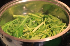 Rau kinh giới rửa sạch, để ráo. Rau muống ngắt đoạn, rửa sạch, luộc chín.