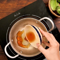 Phần nước trộn gỏi: Cho 4 muỗng canh nước mắm, 4 muỗng canh đường, 1/2 muỗng cà phê bột ngọt vào nồi nấu cho tan hết đường rồi tắt bếp, tiếp tục cho 1 muỗng canh tỏi băm, 1 muỗng canh ớt băm, 2 muỗng canh nước cốt tắc vào và khuấy đều.