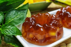 Với vị trà đào chua chua ngọt ngọt, miếng đào thơm ngon nằm gói gọn trong chiếc bánh trung thu trà đào bắt mắt thì đâu có gì có thể làm đêm trung thu này không vui được chứ. Cắn miếng bánh rồi rôm rả trò chuyện với những người thân yêu nữa...quá tuyệt luôn các bạn nhỉ.