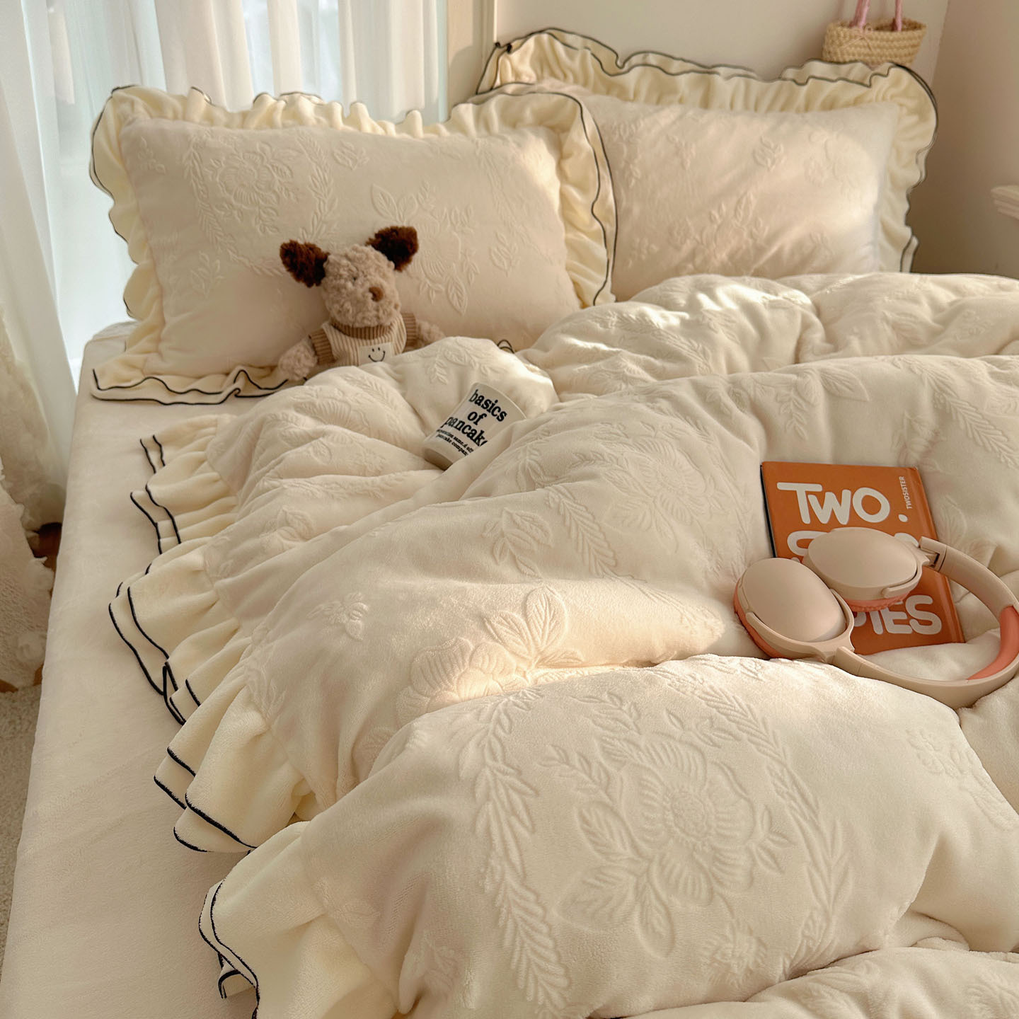 Milk Fiber Bedding Set with Lace Edge