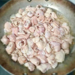Cho thú linh (ruột già heo) vào chảo, thêm vào 1 muỗng canh nước mắm, đảo nhanh tay với lửa to cho săn bên ngoài rồi đem rửa sạch. Lộn mặt trong lại, soi từng đoạn gỡ tuột hết cát, chất dơ bám bên trong. Ngâm nước muối loãng khoảng 30 phút rồi rửa sạch với nhiều nước. Lộn mặt ngoài lại rửa tiếp với nước muối pha loãng cho thật sạch. Đem cắt thành những miếng nhỏ vừa ăn. Phi thơm tỏi băm với 2 muỗng canh dầu ăn, cho thú linh vào đảo đều, thêm nước dừa vào đun cho kẹo lại. Nêm đường, nước mắm và muối cho vừa miệng, đảo đều cho ngấm gia vị rồi tắt bếp.