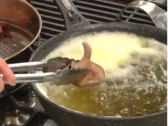 Lấy chim cút ra, cho vào chảo dầu ăn đang sôi, chiên vàng giòn. Mè trắng rang qua trong chảo cho thơm.