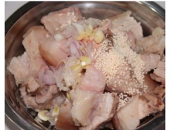 Cho thịt vào tô. Ướp thịt với 2 thìa canh dầu hào CHIN-SU, 2 thìa cà phê hạt nêm CHIN-SU, 1 chút tiêu.