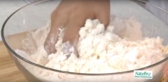 Dùng tay trộn đều khoai mì với 250g đường và 150g bột năng.