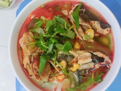 Cho mỳ gói/ mỳ udon vào ăn cùng súp lươn cay nếu thích. Múc súp lươn cay ra tô, cho ít rau răm lên trên và tha hồ thưởng thức. Chúc bạn làm thành công súp lươn cay và ăn ngon miệng nhé!