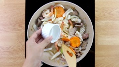 Khi các nguyên liệu vừa chín tới bạn cho cà rốt, hành tây cắt muối cau vào, thêm 3 muỗng canh nước lọc rồi tiếp tục xào 2 phút. Đến khi hành vừa chuyển hơi trong thì bạn thêm nấm rơm, xào tiếp tục 2 phút nữa.