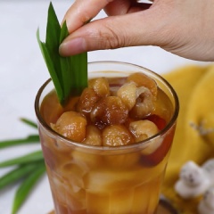 Ngâm 1 gói trà Earl Grey với 200ml nước sôi trong 15 phút. Cho 70ml nước long nhãn, 50ml trà earl grey vào ly rồi tiếp đến đổ đá vào, cho phần topping long nhãn, nấm tuyết, nha đam lên trên.
