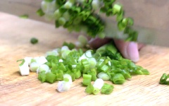 Hành lá rửa sạch, cắt khúc.