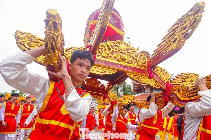 Gần 100 trai tráng khốn khổ thực hiện nghi thức rước 'kiệu bay' - Báo Tiền Phong